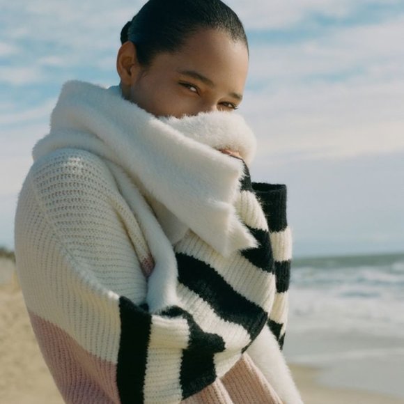 Fuzzy Furry Scarf Urban Outfitters - Picture 2 of 4